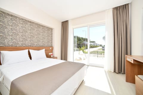 Deluxe Room, Sea View | Minibar, free WiFi, bed sheets