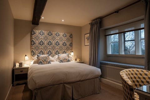 Cosy Double Room | Premium bedding, in-room safe, desk, iron/ironing board