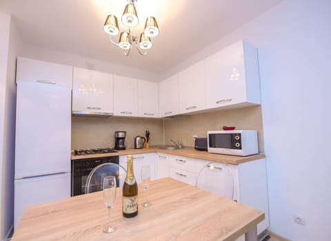 Apartment, 2 Bedrooms, Smoking, City View | Private kitchen