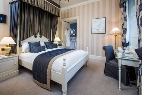 Suite (Master) | Down comforters, individually decorated, individually furnished, desk