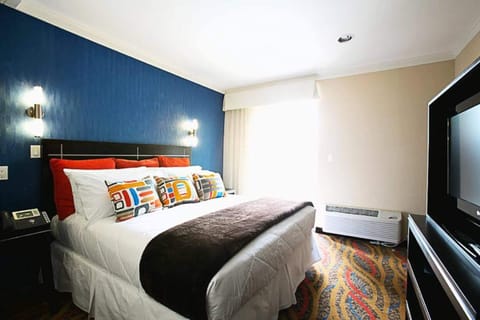 Executive Room, 1 King Bed | Hypo-allergenic bedding, pillowtop beds, in-room safe, blackout drapes