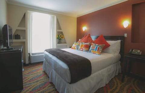 Standard Room, 1 King Bed, City View | Hypo-allergenic bedding, pillowtop beds, in-room safe, blackout drapes