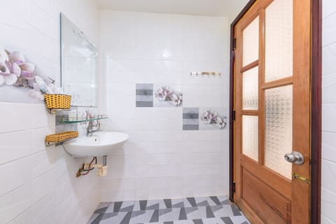 Basic Room | Bathroom | Shower, free toiletries, hair dryer, slippers