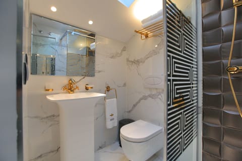 Suite, Hot Tub | Bathroom | Separate tub and shower, jetted tub, rainfall showerhead, hair dryer