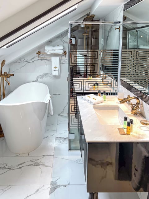 Classic Single Room (Economy) | Bathroom | Separate tub and shower, jetted tub, rainfall showerhead, hair dryer