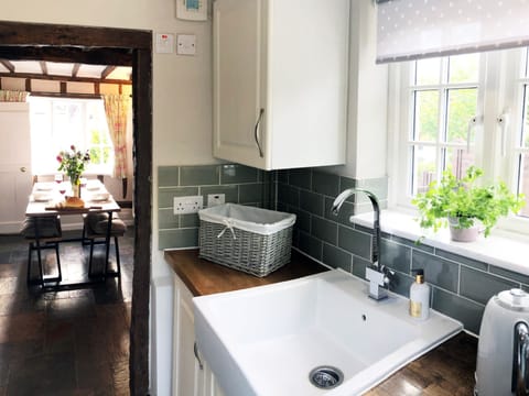 Traditional Cottage, Private Bathroom (Millie’s Cottage ) | Shared kitchen