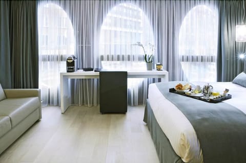 Premium bedding, free minibar, in-room safe, desk