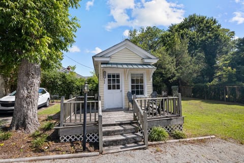 The Outlander Cottage | Individually decorated, iron/ironing board, free WiFi