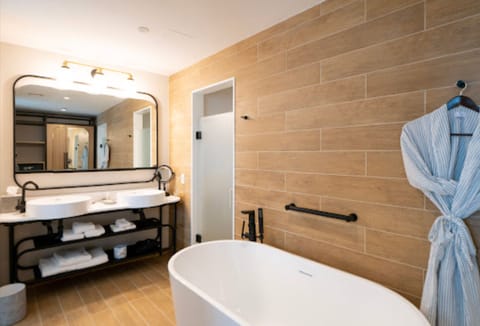Penthouse, 1 King Bed, Marina View, Corner | Bathroom | Shower, hair dryer, towels