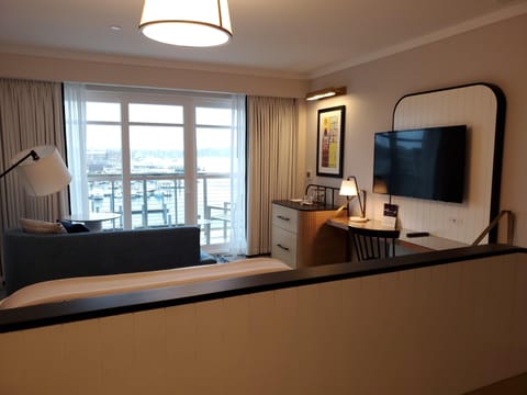 Penthouse, 1 King Bed, Marina View | Hypo-allergenic bedding, free minibar items, in-room safe