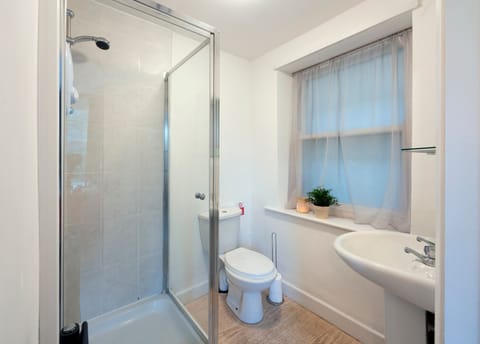 Studio Apartment 5 | Bathroom | Shower, towels