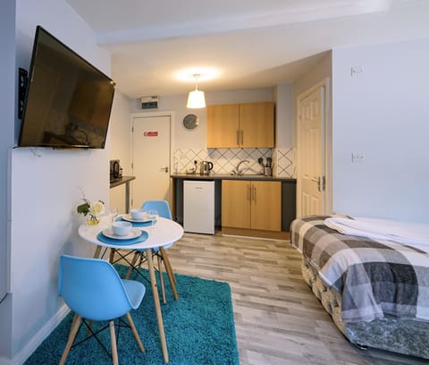 Studio Apartment (1) | Hypo-allergenic bedding, desk, free WiFi, bed sheets