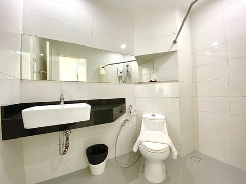 Superior Double or Twin Room | Bathroom | Shower, free toiletries, towels, soap