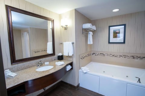 King 2 Room Larger Suite | Bathroom | Combined shower/tub, free toiletries, hair dryer, towels