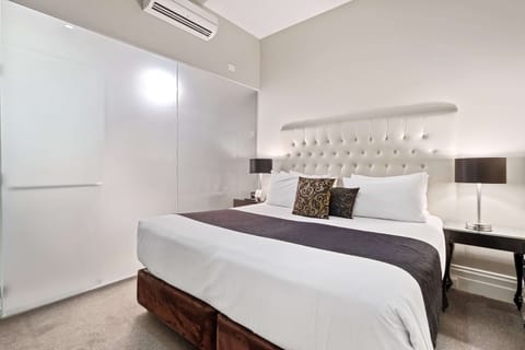 Suite, 1 Queen Bed, Non Smoking | Minibar, in-room safe, desk, iron/ironing board