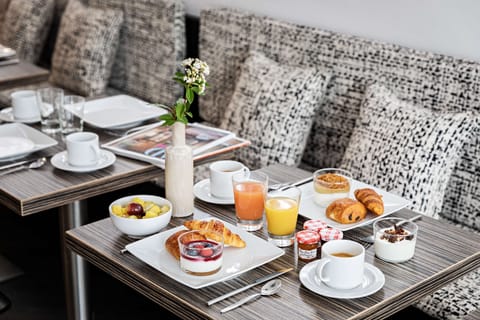 Daily buffet breakfast for a fee