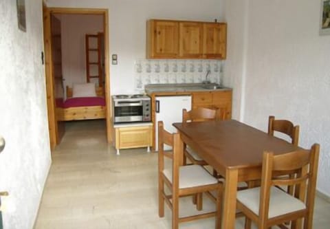 Standard Apartment, 2 Bedrooms, Terrace | In-room dining