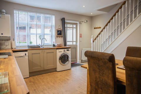 House, Private Bathroom | Shared kitchen