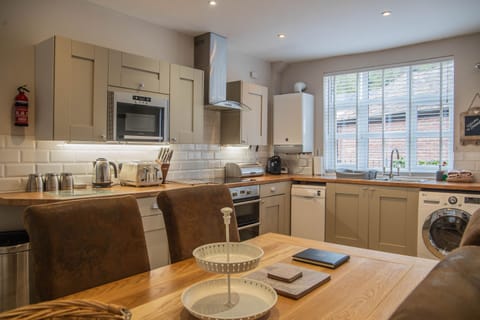 House, Private Bathroom | Shared kitchen