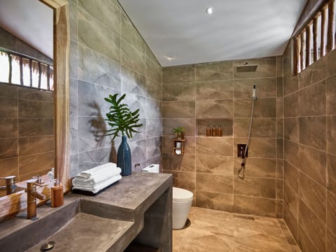 Garden Twin House | Bathroom | Shower, rainfall showerhead, free toiletries, hair dryer