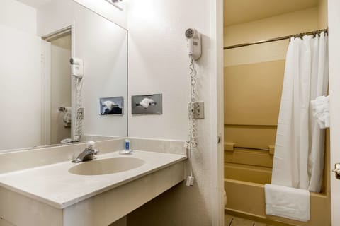 Combined shower/tub, free toiletries, hair dryer, towels