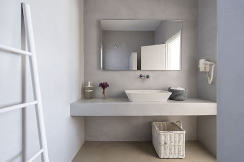 Premium Suite, 2 Bedrooms | Bathroom sink