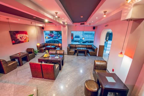 Daily continental breakfast (EUR 4.5 per person)