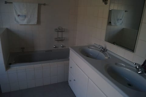 Family Room | Bathroom | Free toiletries, towels, soap, shampoo