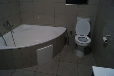 Deluxe Twin Room, 2 Twin Beds, Bathtub, Garden View | Bathroom | Free toiletries, towels, soap, shampoo