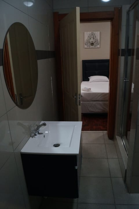 Standard Room (Queen) | Bathroom | Free toiletries, towels, soap, shampoo