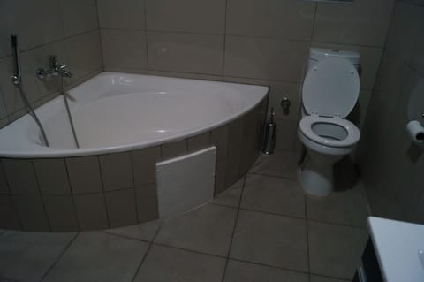 Deluxe Twin Room, 2 Twin Beds, Bathtub, Garden View | Bathroom | Free toiletries, towels, soap, shampoo