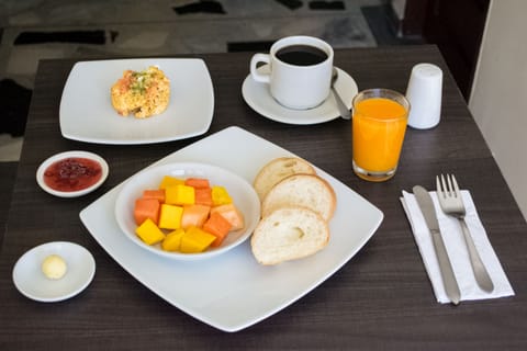 Daily continental breakfast (COP 15000 per person)