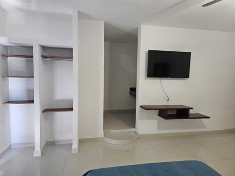 Family Room | Desk, free WiFi, bed sheets