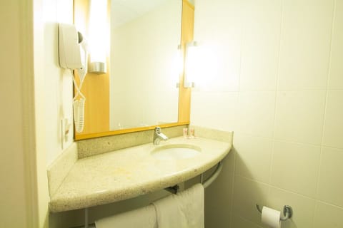 Standard Room, 1 Double Bed | Bathroom | Shower, eco-friendly toiletries, hair dryer, towels