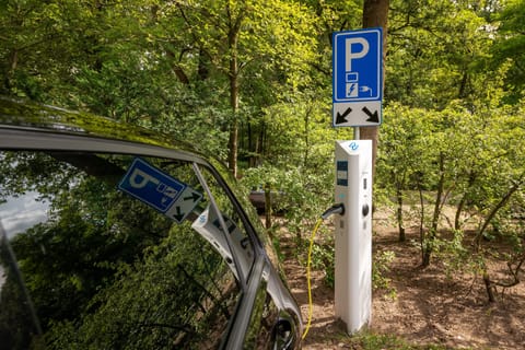 Electric vehicle charging station