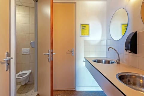 Shower, eco-friendly toiletries, towels