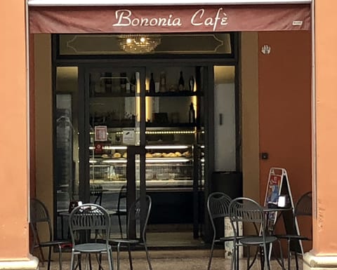 Continental breakfast on weekdays (EUR 7 per person)