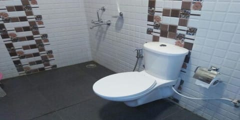 one bedroom deluxe type | Bathroom | Combined shower/tub, towels, toilet paper