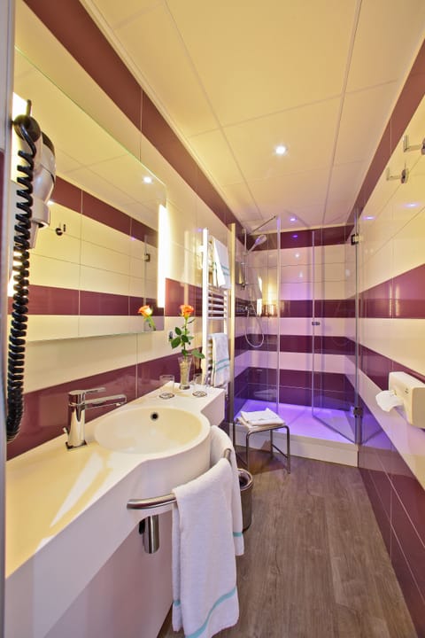 Comfort Double Room | Bathroom | Hair dryer, towels, soap, shampoo