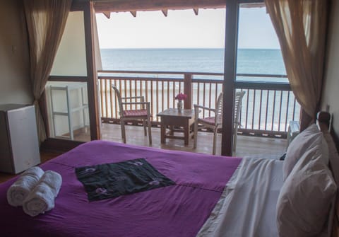 Deluxe Room, Ocean View | Desk, blackout drapes, free WiFi, bed sheets