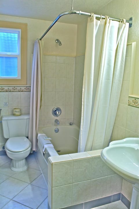 Combined shower/tub, hair dryer, bathrobes, towels