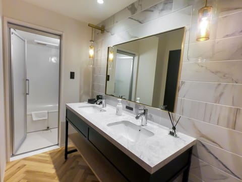 Superior Apartment | Bathroom sink