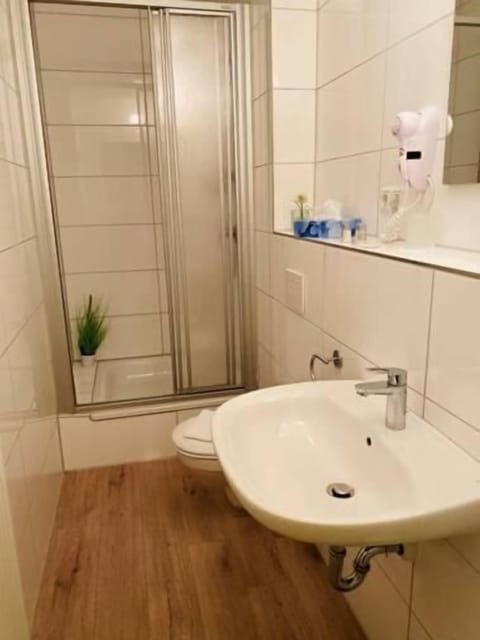 Basic Double Room, Non Smoking | Bathroom | Shower, hair dryer, towels