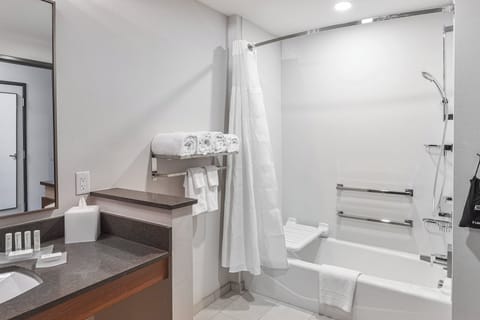 Combined shower/tub, towels