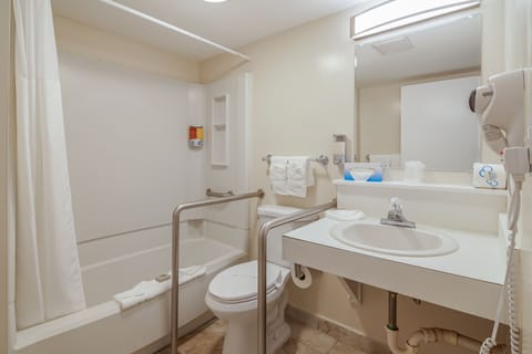 Room, 1 Queen Bed, Kitchenette | Bathroom | Combined shower/tub, hair dryer, towels