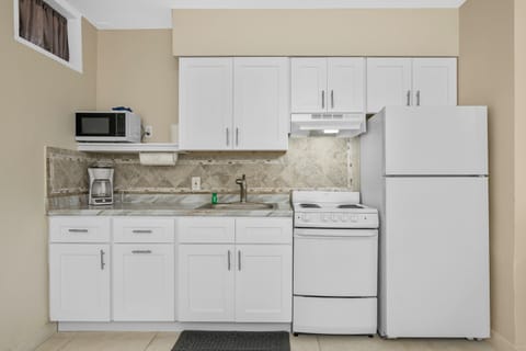 Deluxe Room (Efficiency) | Private kitchen | Fridge, microwave, coffee/tea maker