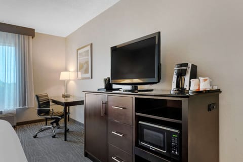 Suite, 1 King Bed, Non Smoking | Individually decorated, individually furnished, desk, laptop workspace