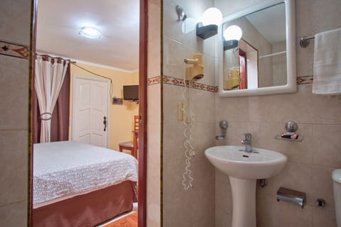 Basic Room | Bathroom | Shower, rainfall showerhead, hair dryer, towels