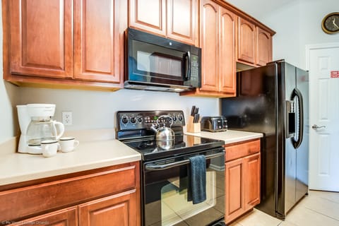 Apartment (3 Bedrooms) | Private kitchen | Fridge, microwave, oven, stovetop