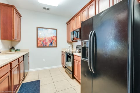 Apartment (3 Bedrooms) | Private kitchen | Fridge, microwave, oven, stovetop